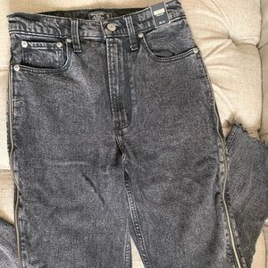 Mom jeans zipper on the leg